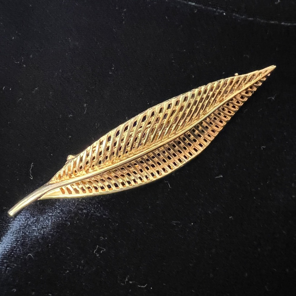 Corocraft Vintage Gold Tone Openwork Leaf Brooch Pin Mesh Lattice Design - Picture 5 of 7